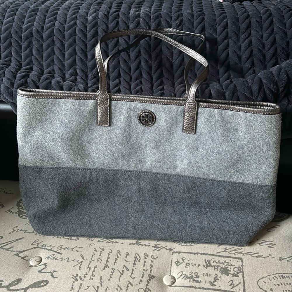 TORY Burch Ashley Shopper
Graphite Gray/Light Gray Felt/ Leather Tot